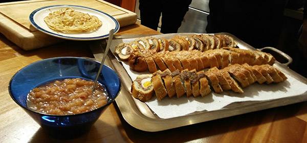 אגסים מוחמצים ופרוסות קלופס בלחם |צילום: נעמי גוטקינד-גולן